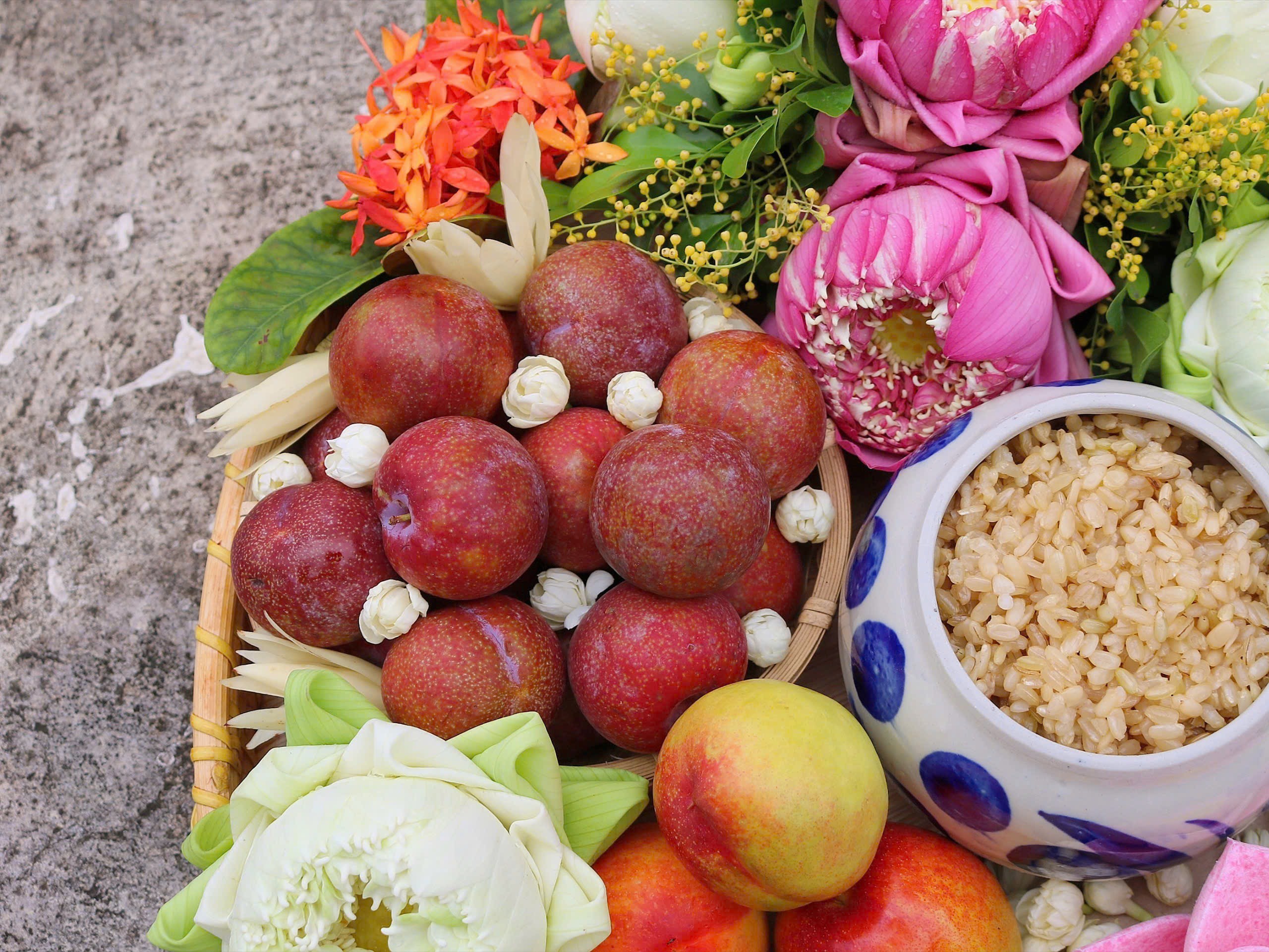 Mận và vải: biểu tượng của sự sum vầy, mùa vụ bội thu và lời cầu chúc an lành.