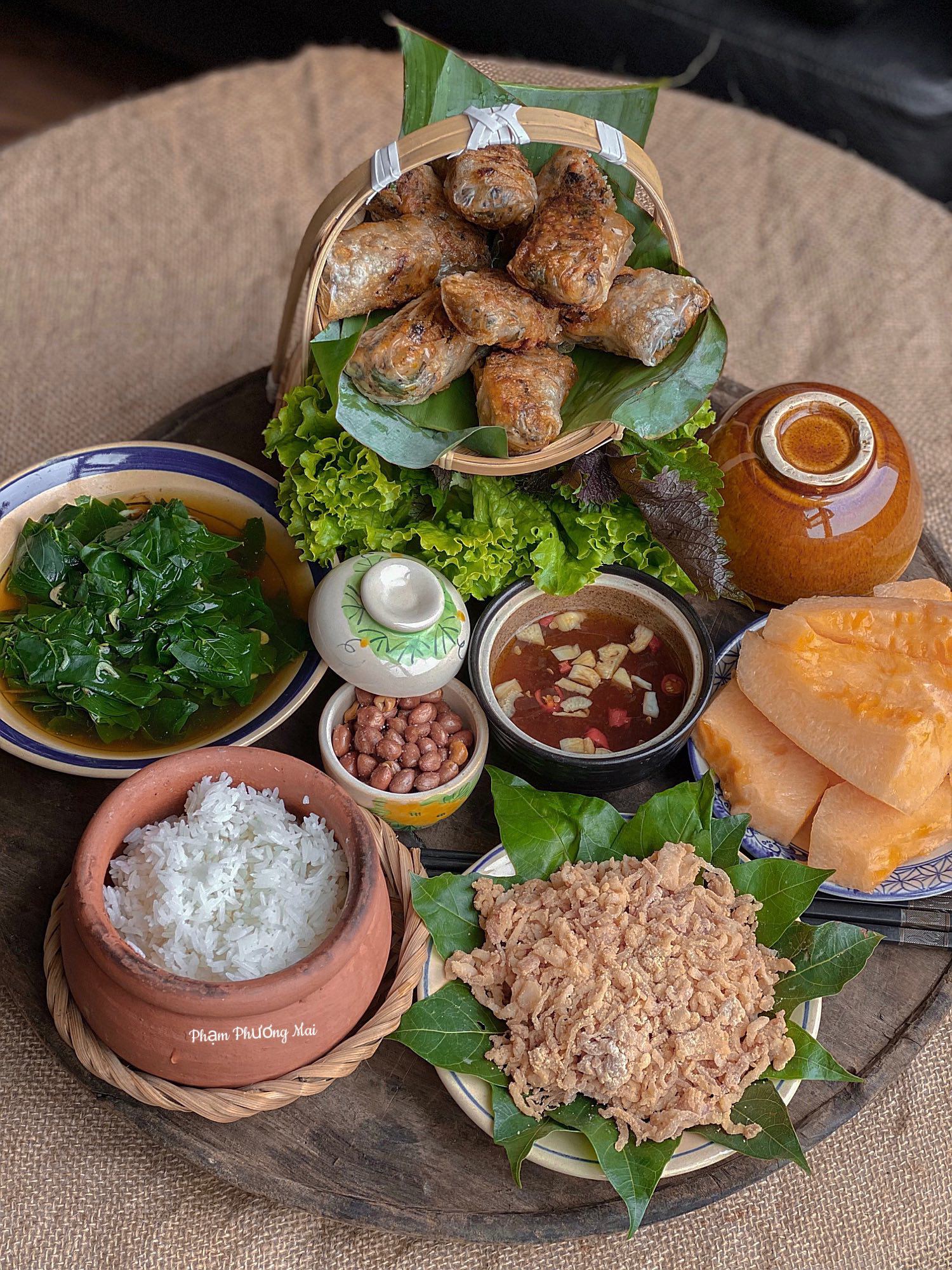 Nem rán - Canh rau ngót nấu tép - Nem thính lá sung - Lạc rang