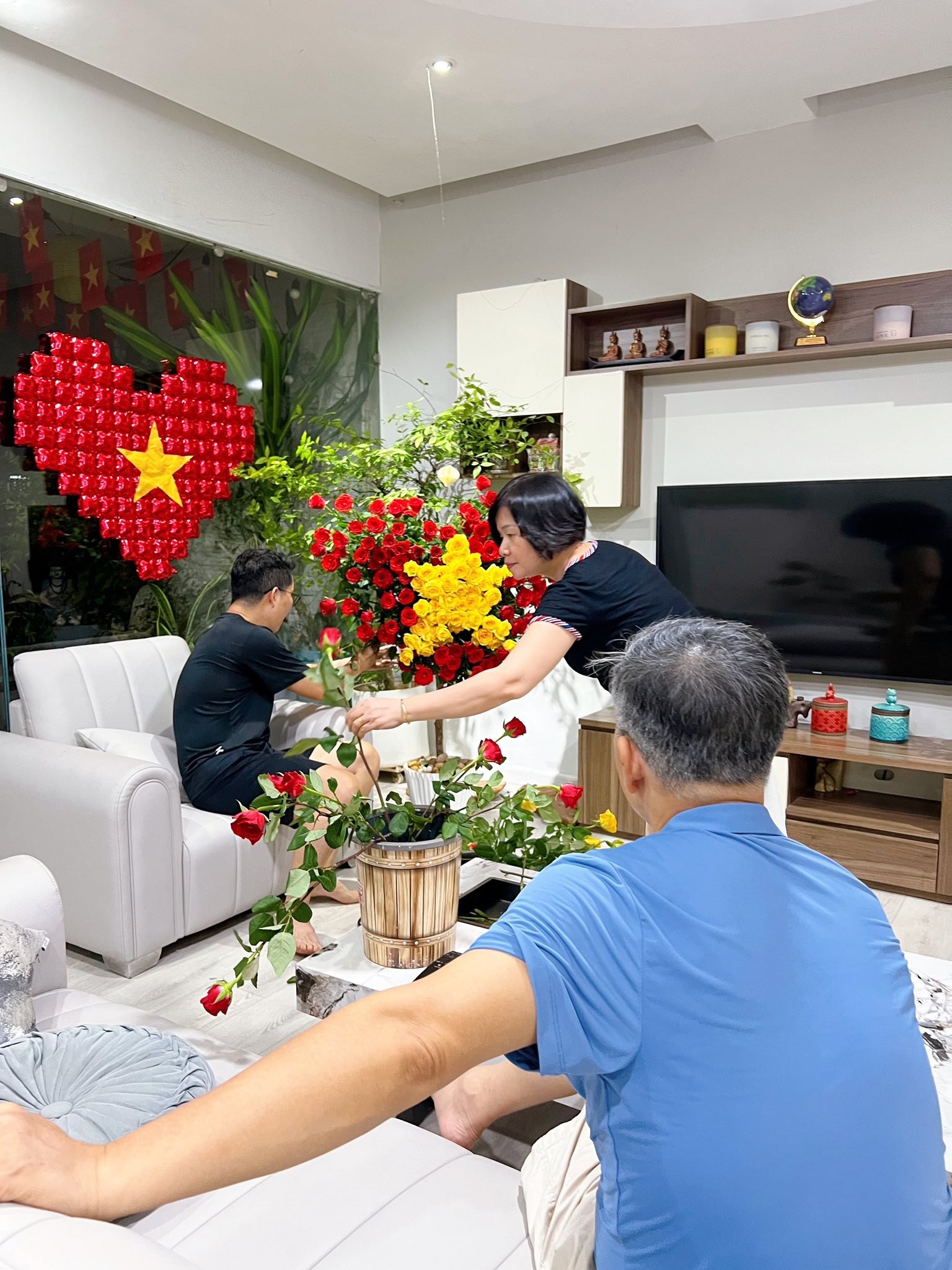 Chị em sáng tạo mâm cỗ yêu nước gây sốt, chia sẻ điều xúc động - 9