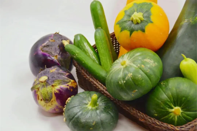 Họ bầu bí, họ cà không nên bảo quản tủ lạnh. Ảnh: Aboluowang