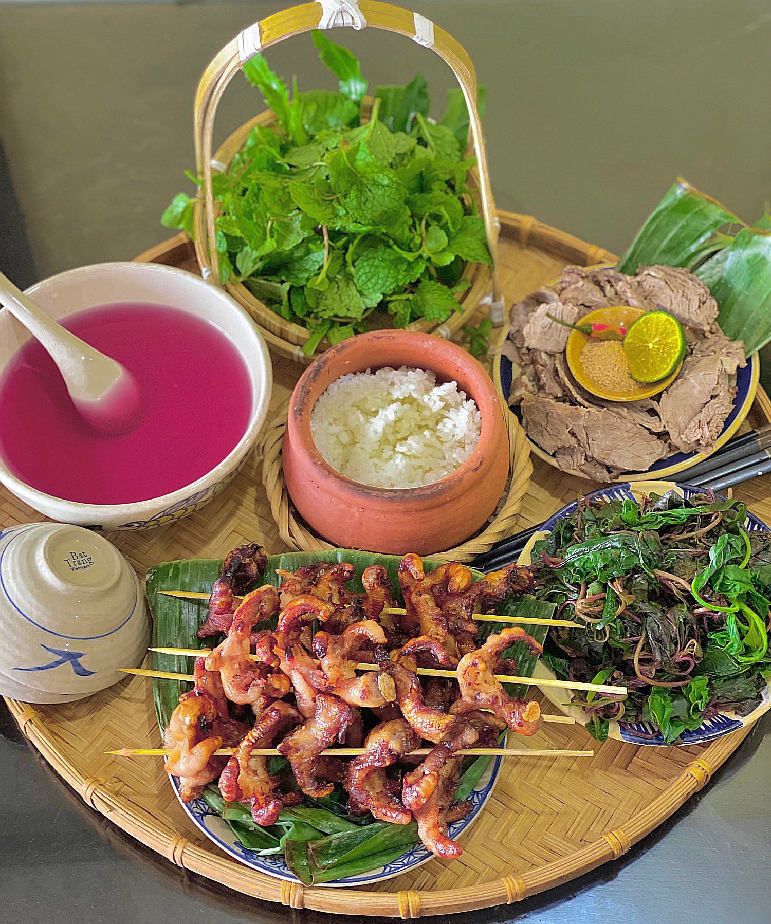 Chân gà nướng - Bò hấp - Rau dền