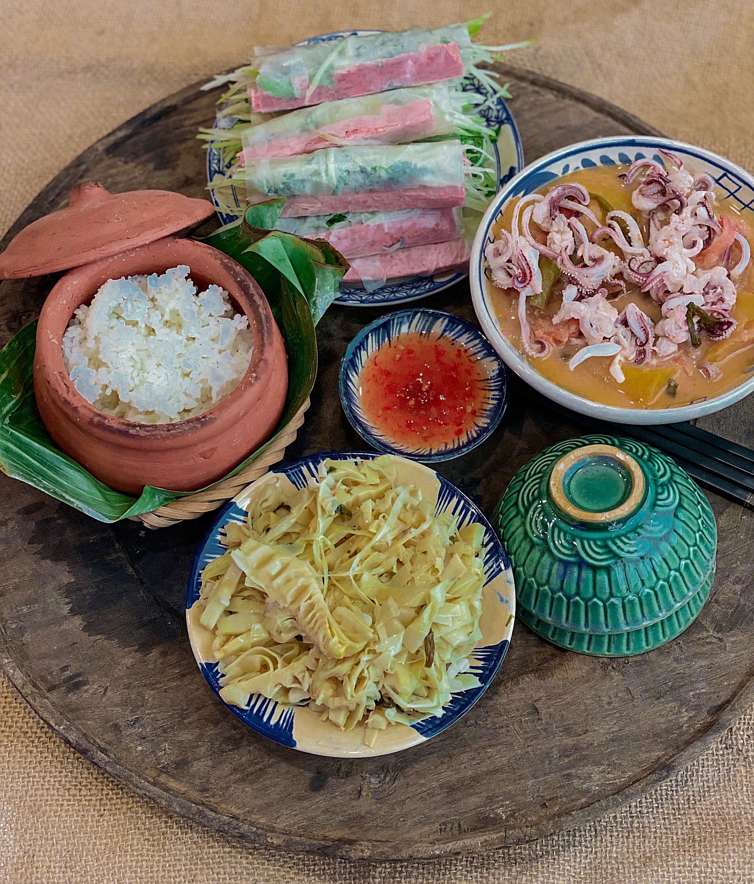 Canh mực nấu chua - Măng xào - Nem chua cuốn