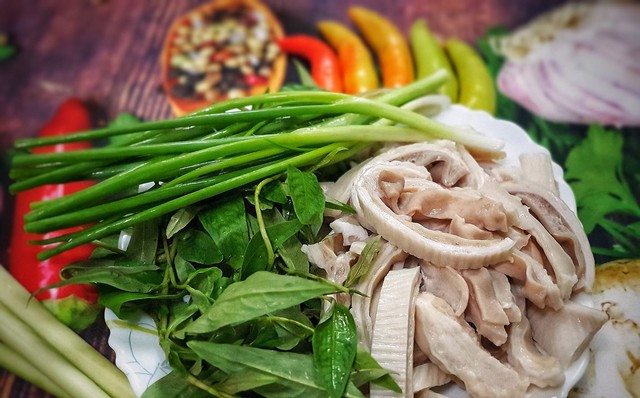 Nguyên liệu làm món dạ dày xào rau răm