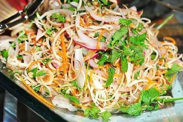 Món gỏi vịt bắp chuối mang đến vị thanh mát.