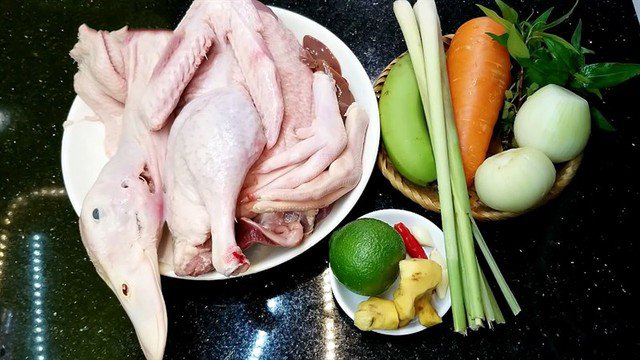 Nguyên liệu làm gỏi vịt rau răm chuối xanh.