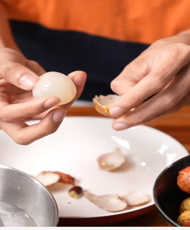 Bóc vỏ vải (nguồn: Internet)