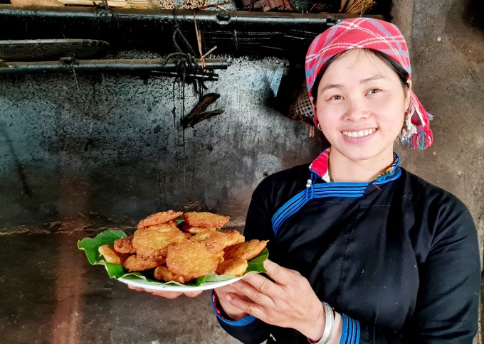Chị Vàng Thị Thông và món chả sắn đặc sản địa phương. Ảnh: doingoailaocai