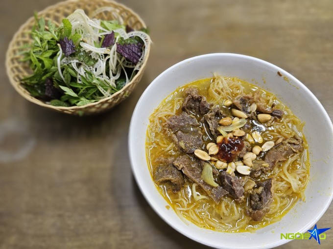 Một tô phở đầy ắp với bánh phở và thịt bò, đủ no bụng cho bữa sáng với giá 30.000 đồng.