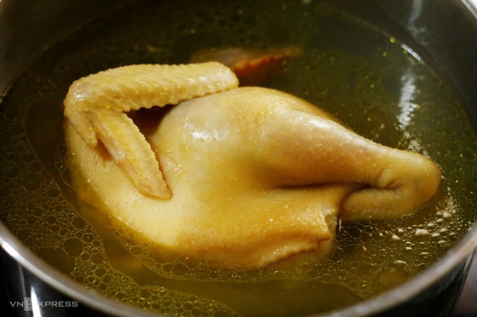 Gà luộc ngâm nước khoảng 20-30 phút giúp thịt mềm hơn.