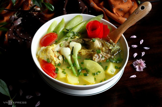 Cá chép nấu bung. Ảnh: Bùi Thủy