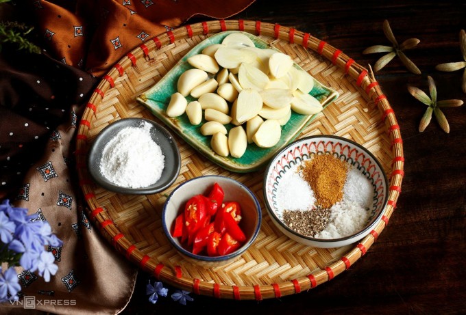 Tỏi nên để 'nghỉ' 10 phút mới xào nấu. Ảnh: Bùi Thủy