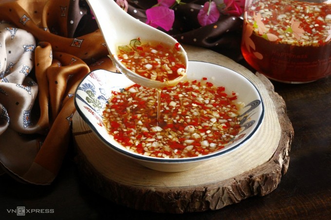 Tỏi băm để 10 phút rồi pha nước chấm thơm ngon hơn. Ảnh: Bùi Thủy