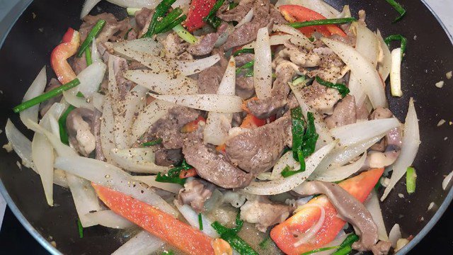 Món hành tây xào cật heo thơm ngon.