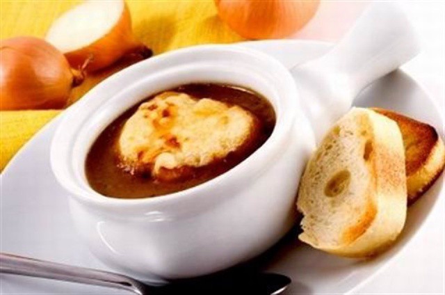 Súp hành tây ăn kèm bánh mì rất ngon.