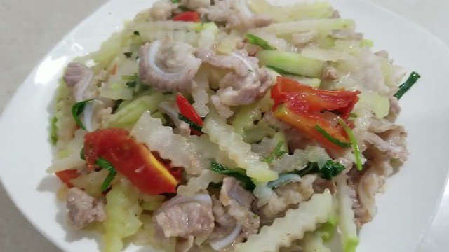 Xương lưỡi liềm xào rau củ