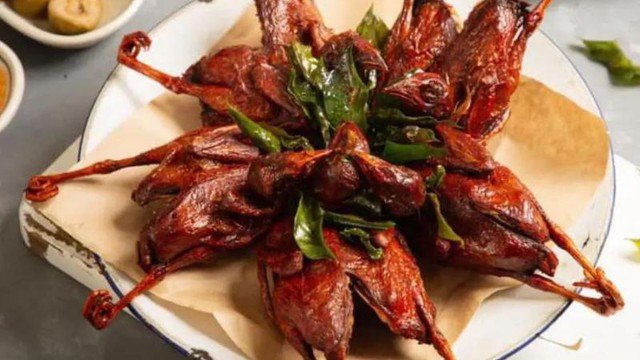 Bồ câu nướng lá mắc mật