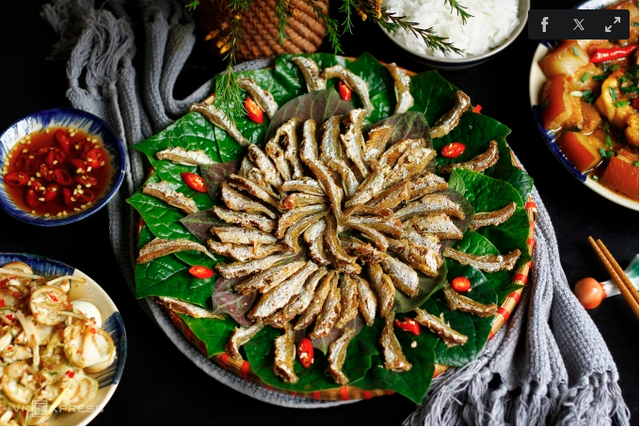 Cá tép dầu chiên giòn cuốn lá mơ
