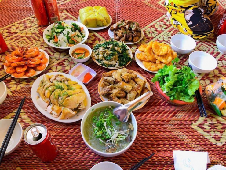 Mỗi mâm cỗ không chỉ toát lên nét văn hóa ẩm thực riêng của từng địa phương mà còn thể hiện lòng thành kính, biết ơn của con cháu đối với người đã khuất.