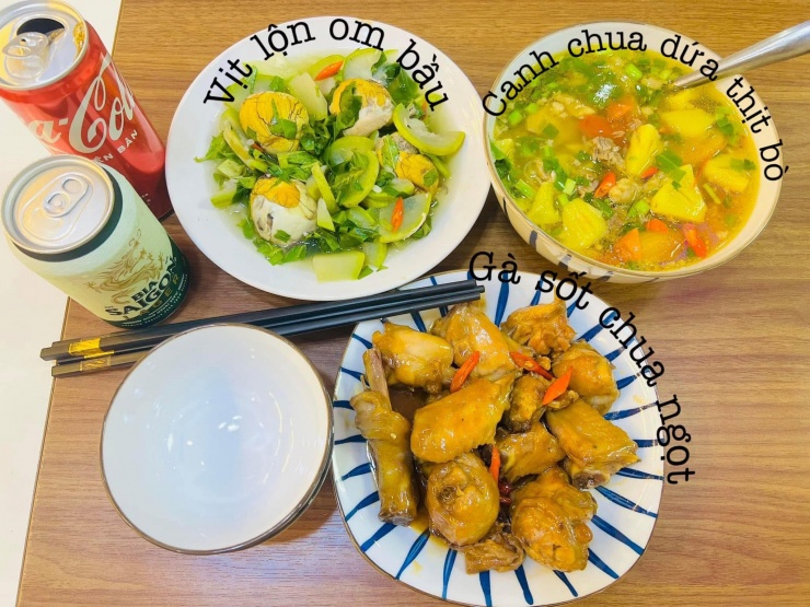 Mâm cơm gia đình giúp bạn khỏi băn khoăn hôm nay ăn gì.