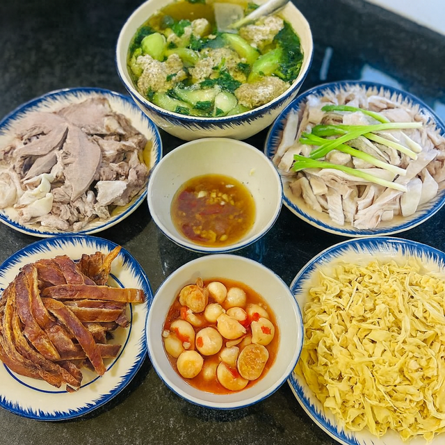 Món ăn ngon trong mâm cơm này có: Măng xào + lòng heo + bao tử heo luộc + canh cua + cà muối.