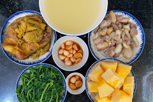 Món ăn ngon trong mâm cơm này có: Cá kho + thịt rang + rau muống luộc + cà muối + dưa vàng.