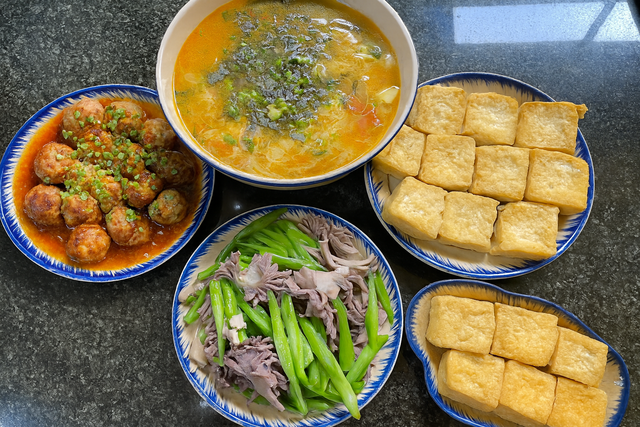 Món ăn ngon trong mâm cơm này có: Đậu phụ chiên + mề gà xào đậu cô ve + canh măng + chả viên sốt chua ngọt.