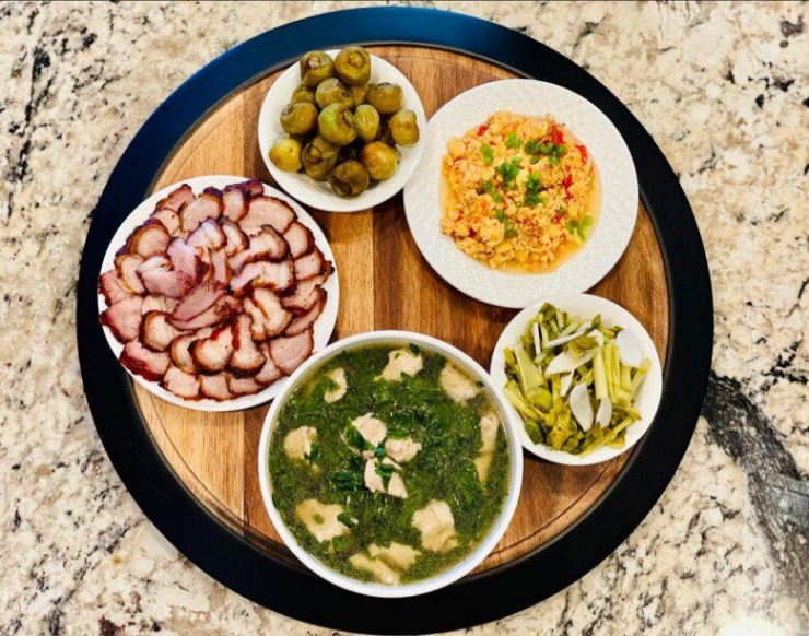 Mâm cơm Việt đơn giản nhưng đầy yêu thương của gia đình diễn viên nổi tiếng giữa nước ngoài - 2