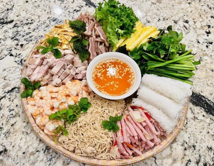 Mâm cơm Việt đơn giản nhưng đầy yêu thương của gia đình diễn viên nổi tiếng giữa nước ngoài - 4