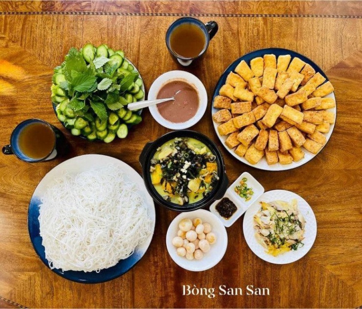 Mâm cơm Việt đơn giản nhưng đầy yêu thương của gia đình diễn viên nổi tiếng giữa nước ngoài - 6