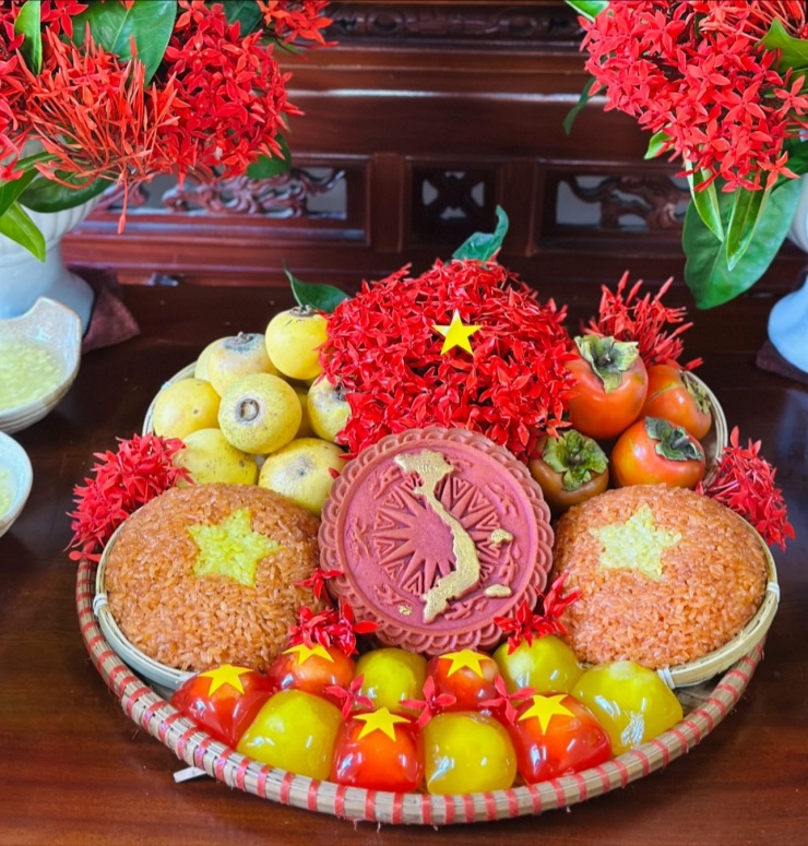 Chị Đỗ Thu Ngọc sáng tạo với mâm lễ. Ảnh: Đỗ Thu Ngọc