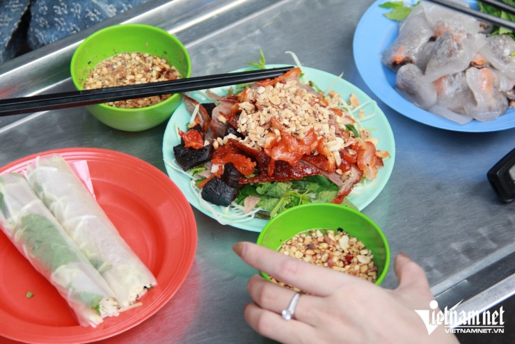 Món nộm bò khô hấp dẫn du khách. Ảnh: Thảo Trinh