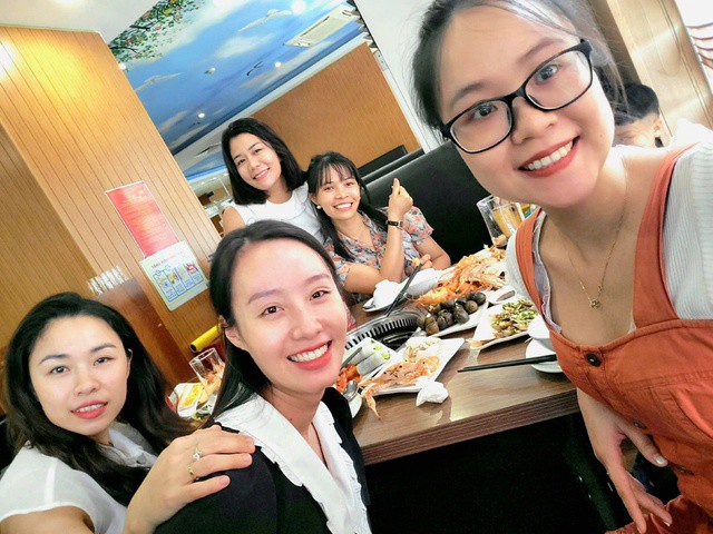 Một nhóm bạn gặp gỡ, ăn uống tại một nhà hàng buffet ở Hà Nội. Ảnh: NVCC.