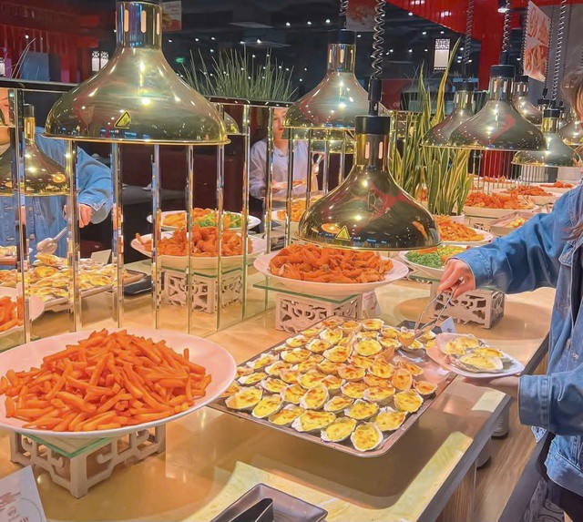 Nhà hàng buffet là địa điểm được nhiều gia đình, bạn bè lựa chọn để hàn huyên, ăn uống trong những ngày lễ. Ảnh: MXH.
