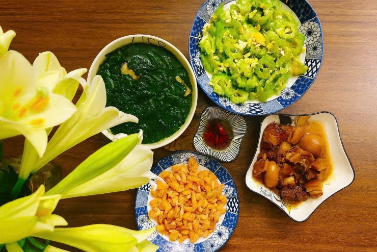 Mâm cơm gia đình mùa thu với rau củ giàu vitamin.