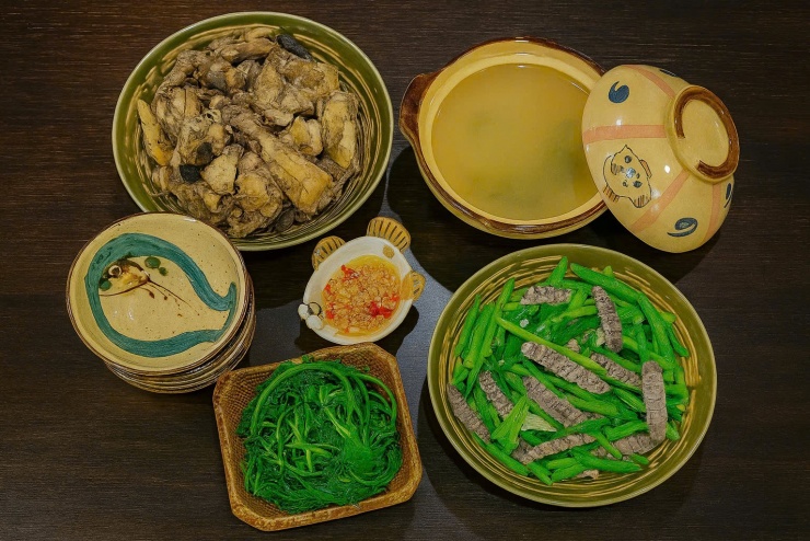 Bữa cơm gia đình mùa thu ấm cúng và bổ dưỡng.