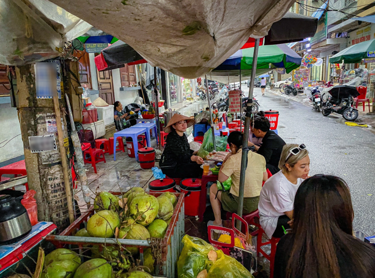 Quán chả sam nổi tiếng của chị Thu. Ảnh: Phan Cảnh