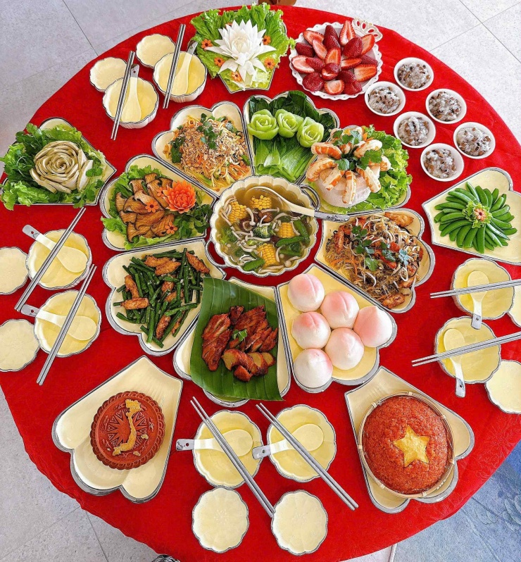 Mâm cỗ chay 13 món chị Hà cùng gia đình làm trong mùa Vu Lan