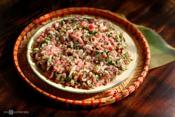 Phần nhân cũng có vai trò nhất định giúp giữ màu xanh của lá lốt khi rán. Ảnh: Bùi Thủy