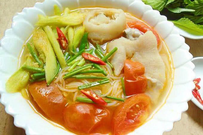 Bún móng giò dọc mùng