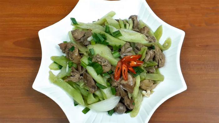 Dọc mùng xào lòng gà