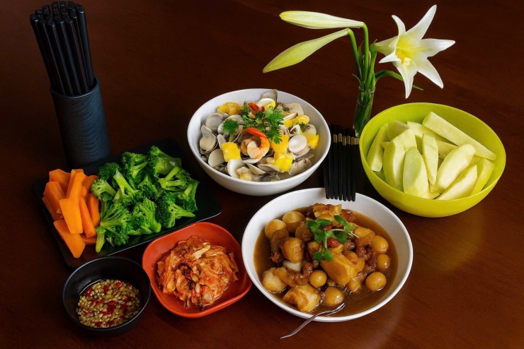 Ngao hấp thái + thịt kho tàu trứng cút + bông cải xanh luộc cùng cà rốt + kim chi.