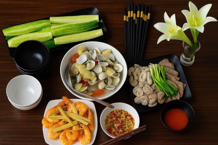 Ngao hấp + tôm hấp xả + lòng heo luộc + dưa chuột.