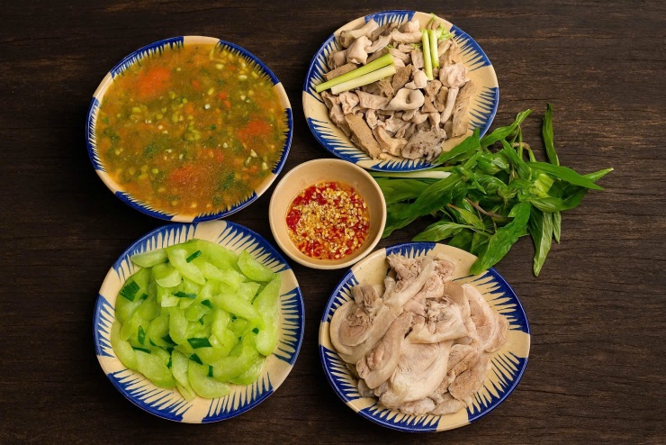 Chân giò luộc + lòng heo luộc + canh cà chua + su su xào.