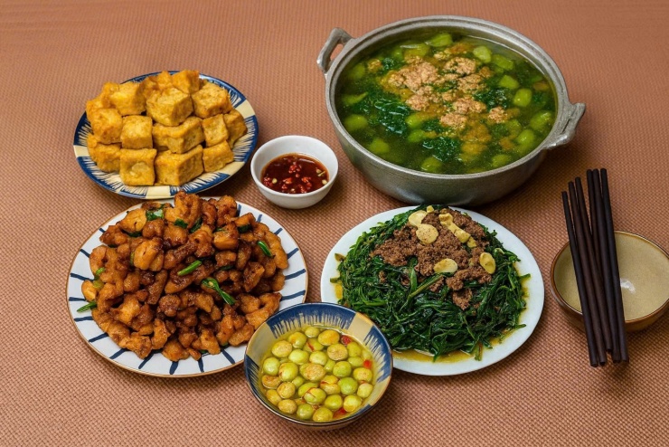 Rau xào + canh cua + thịt rang cháy cạnh + đậu rán + cà muối.