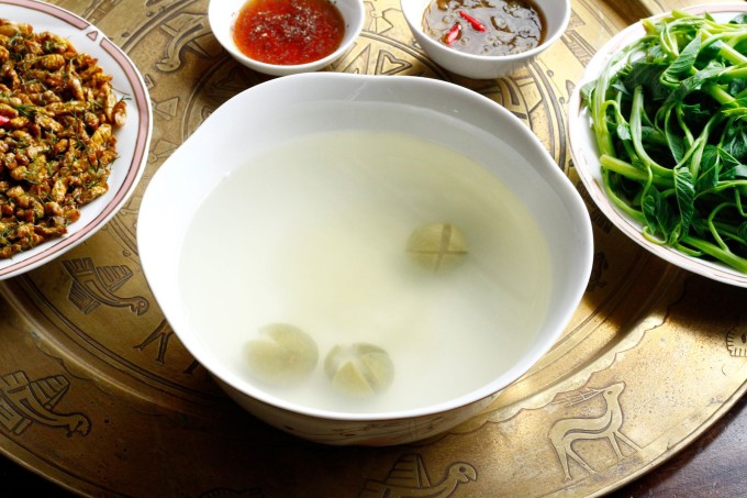 Nước rau luộc có thể tận dụng làm canh bởi có nhiều vitamin, khoáng chất hòa tan. Ảnh: Bùi Thủy