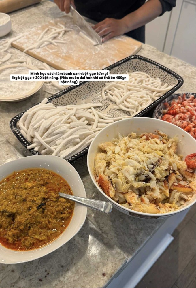 Tăng Thanh Hà làm sợi bánh canh tại nhà