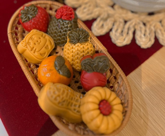 Những chiếc bánh trung thu mini có kích thước nhỏ gọn, tạo hình giống hệt các loại rau củ quả như cam, lạc, dứa, dâu tây, củ cải, hay hình dáng bông hoa, ô tô,... đã thành nét mới trong mùa Trung thu năm nay.