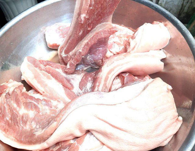 Thịt ngon cần có màu hồng tươi và mặt cắt khô ráo