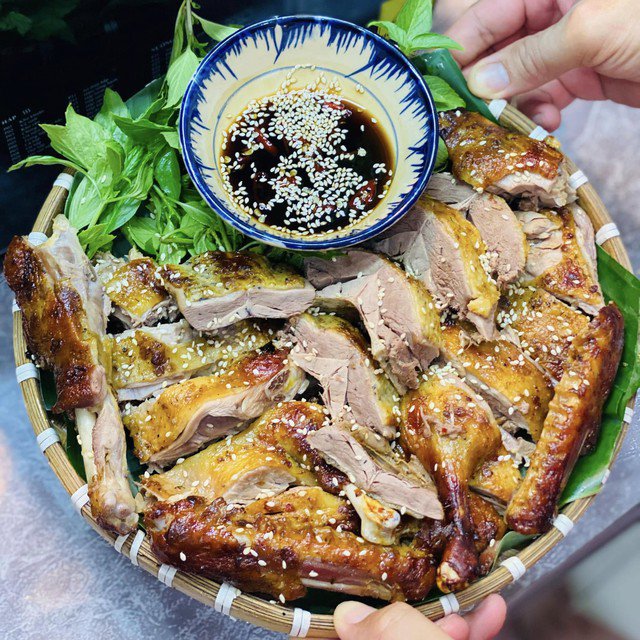 Món vịt nướng mật ong có lớp da giòn rụm, thịt thơm, mềm.
