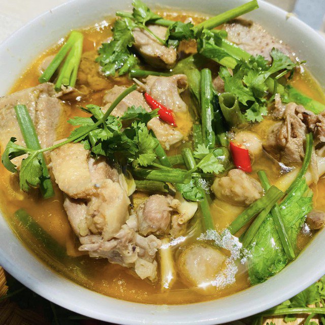 Món vịt nấu chao khi ăn cho rau muống, cải xanh vào nồi nấu đến khi rau vừa chín tới.